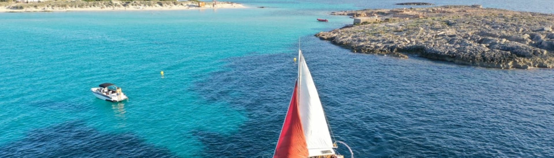 Una delle barche del Noleggio barche a Formentera con skipper (fino a 9 persone) con Barco Rent Formentera in mare aperto.