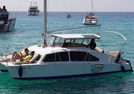 Un barco de alquiler con licencia en Formentera con patrón para hasta 9 personas con Barco Rent Formentera.