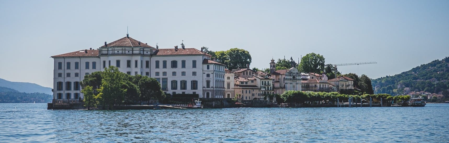 Vista del palazzo Borromeo che si può raggiungere con il transfer in barca da Baveno all'isola Bella e isola dei Pescatori con Summer Boats Baveno.