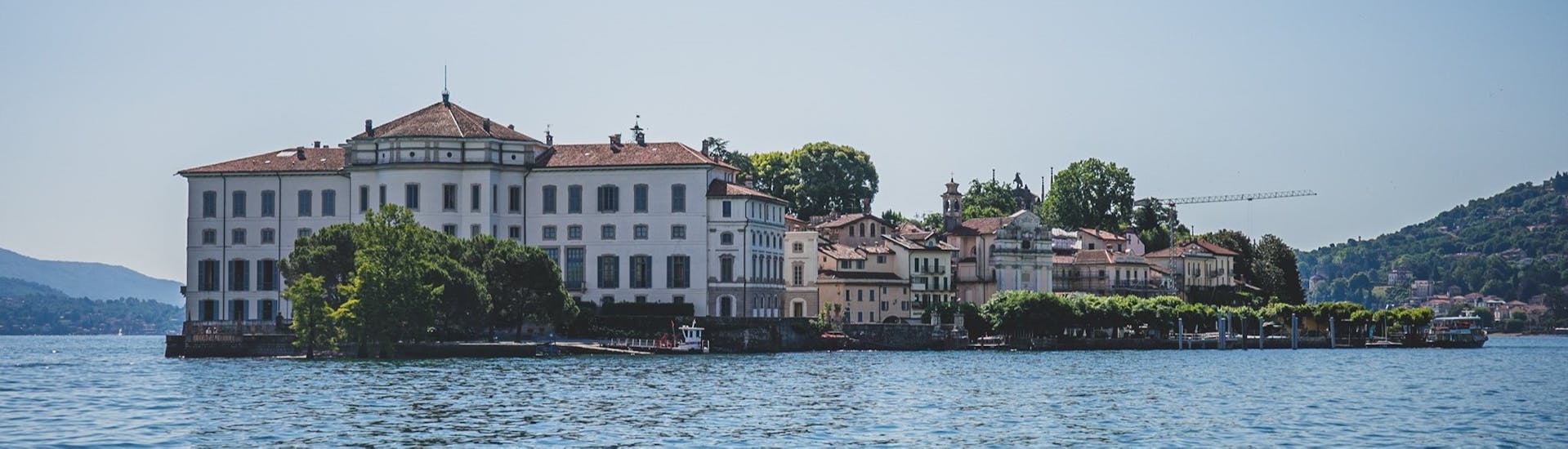 Vista del palazzo Borromeo che si può raggiungere con il transfer in barca da Baveno all'isola Bella e isola dei Pescatori con Summer Boats Baveno.