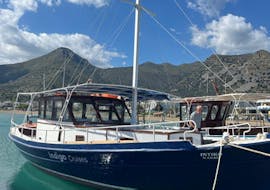 Nuestro barco está amarrado en el puerto y esperando por ti para un viaje en Paseo en barco por la bahía de Mirabello a Spinalonga con paradas para nadar con Indigo Cruises Elounda.