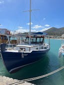 Nuestro barco de época, en el puerto, durante el paseo en barco privado por la bahía de Mirabello hasta Spinalonga con Indigo Cruises Elounda.
