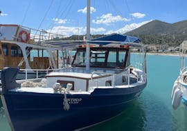 Nuestro barco de época, en el puerto, durante el paseo en barco privado por la bahía de Mirabello hasta Spinalonga con Indigo Cruises Elounda.