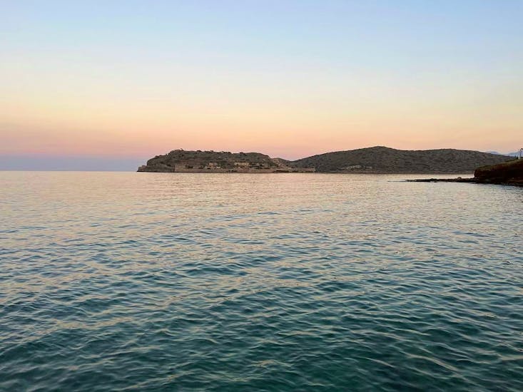 La puesta de sol vista desde el mar durante la Excursión Privada en Barco al Atardecer desde Elounda por la costa con Indigo Cruises Elounda.