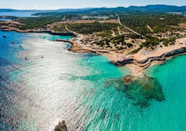 Landschap van de kust van Ibiza tijdens Boottocht in Ibiza met snorkelen en open bar met Arenal Diving & Boat Trips Ibiza.