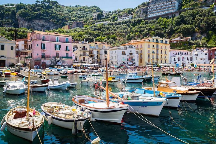 Giro in barca lungo la Costiera Sorrentina con degustazione di limoncello con Giuliani Charter Sorrento.