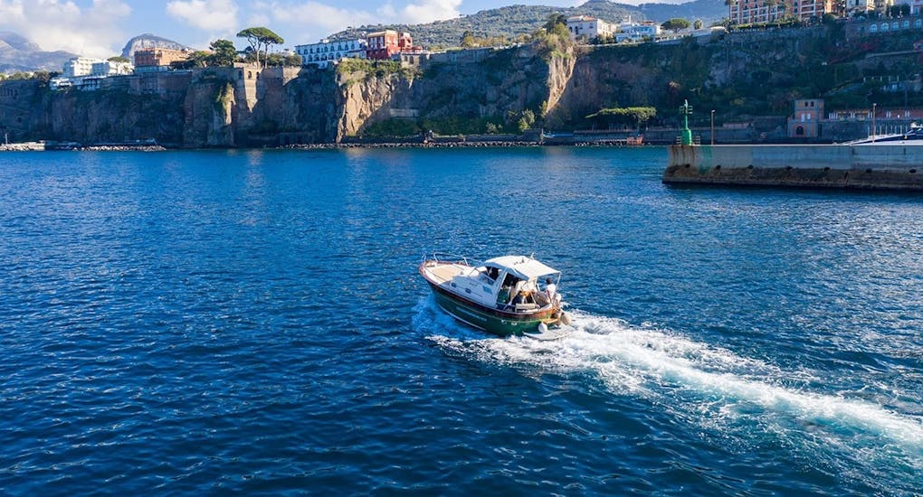 La barca di Giuliani Charter Sorrento durante il Giro in barca lungo la Costiera Sorrentina con degustazione di limoncello.