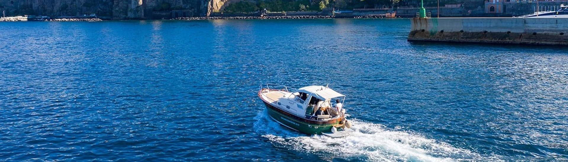 Le bateau de Giuliani Charter Sorrento en pleine mer pendant la Balade en bateau autour de Sorrente avec Dégustation de limoncello.