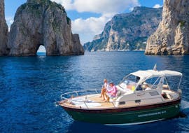Ganztägige Bootstour von Sorrento nach Positano und Capri mit Giuliani Charter Sorrento.