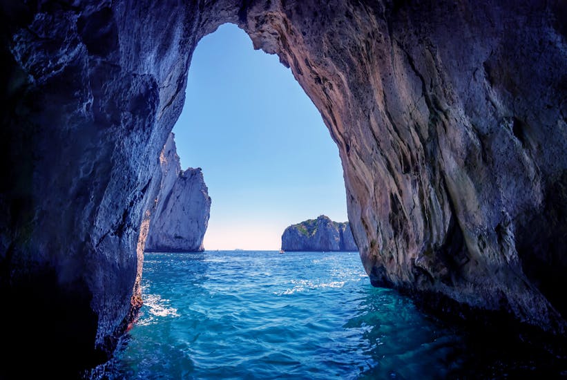 Vista della Grotta Azzurra durante la Gita in barca alla Grotta Azzurra e Capri con snorkeling con Giuliani Charter Sorrento.