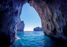 Vue de la Grotte bleue pendant la Balade en bateau à la Grotte bleue & Capri avec Snorkeling avec Giuliani Charter Sorrento.