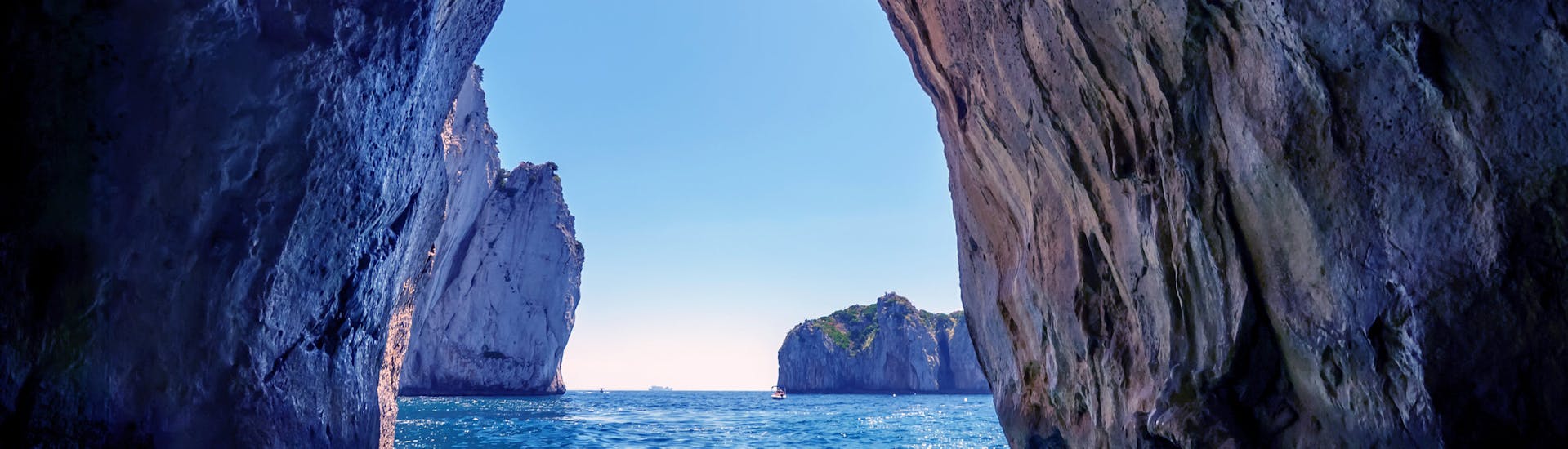 Uitzicht op de Blauwe Grot tijdens de Boottocht naar de Blauwe Grot en Capri met snorkelen met Giuliani Charter Sorrento.