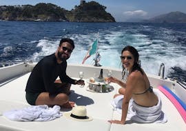 Una coppia beve del vino durante la Gita in barca privata alla Grotta Azzurra e Capri con snorkeling con Giuliani Charter Sorrento.