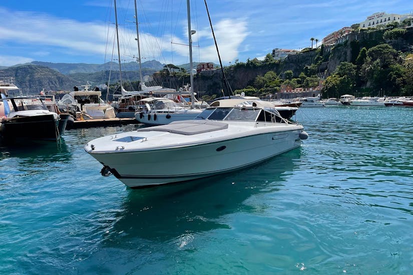 El barco Itama 38, uno de los dos barcos disponibles para el viaje en barco privado de Capri a Amalfi y Positano con Giuliani Charter Sorrento.