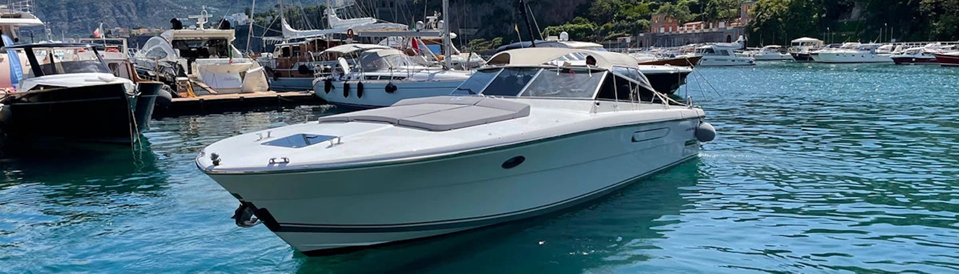 Das Boot Itama 38, eines der beiden verfügbaren Boote für die Private Bootstour von Capri nach Amalfi und Positano mit Schnorcheln.