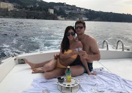 Un couple profite de son temps pendant la Balade privée en bateau de Capri à Amalfi & Positano avec Snorkeling avec Giuliani Charter Sorrento.