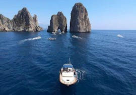 Een van de boten van Grassi Junior Positano tijdens de Privé Boottocht van Positano naar Capri - Halve Dag.