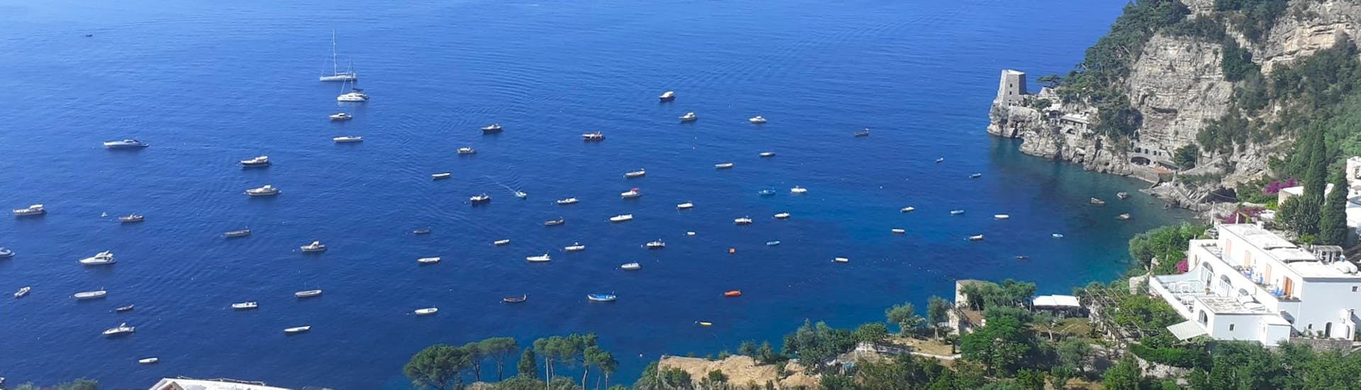 Vista dall'alto sulla Costiera Amalfitana durante la Gita in barca privata da Positano a Capri - Mezza Giornata.