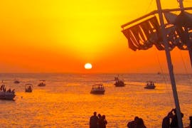 Belle vue du coucher de soleil depuis le bateau lors de l'excursion en bateau à Ibiza avec snorkeling et Open Bar par Arenal Diving & Boat Trips Ibiza.