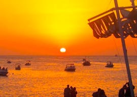 Belle vue du coucher de soleil depuis le bateau lors de l'excursion en bateau à Ibiza avec snorkeling et Open Bar par Arenal Diving & Boat Trips Ibiza.