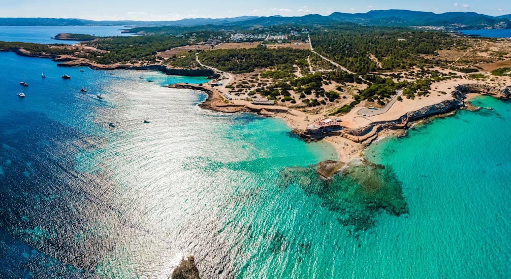 Landschap van de kust van Ibiza tijdens Boottocht met sonsondergand in Ibiza met snorkelen en open bar met Arenal Diving & Boat Trips Ibiza.