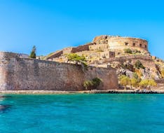 Paseo en barco de Agios Nikolaos (Creta) a Spinalonga con baño en el mar & visita guiada con Nostos Cruises Crete.
