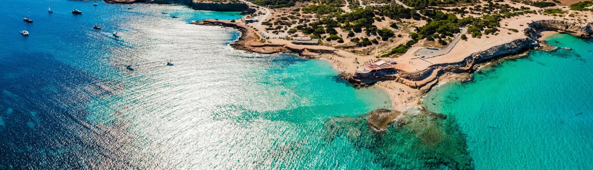 Landschap van de kust van Ibiza tijdens Privée Boottocht bij zonsondergang in Ibiza met snorkelen en open bar met Arenak diving.