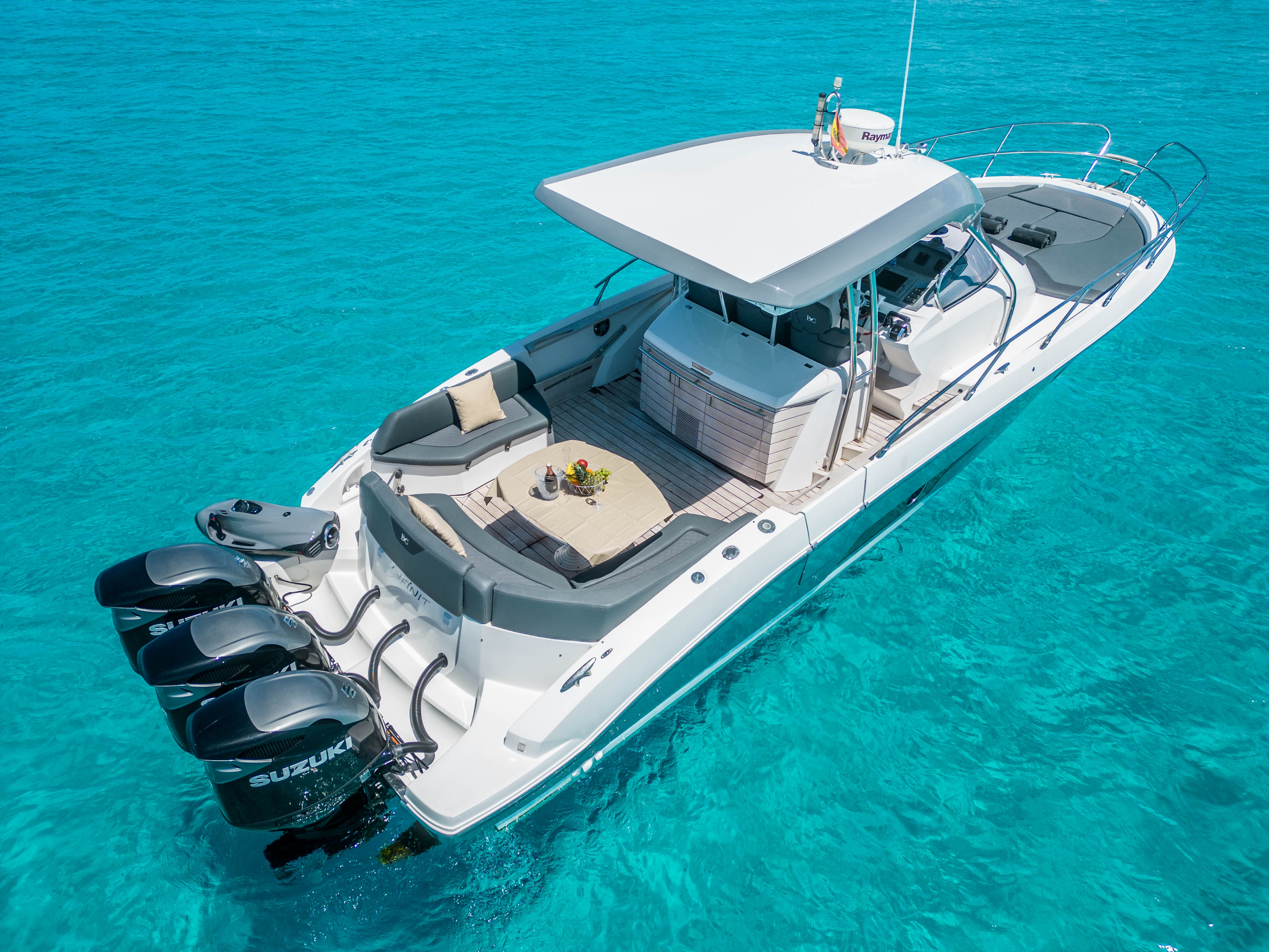 Bootsverleih auf Ibiza inkl. Skipper (bis zu 11 Personen) mit Es Vedra Charter Ibiza.