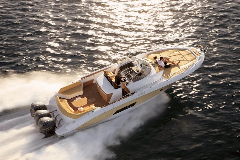 Una barca a noleggio con skipper per 11 persone da Es Vedrà Charter Ibiza per navigare intorno a Ibiza.