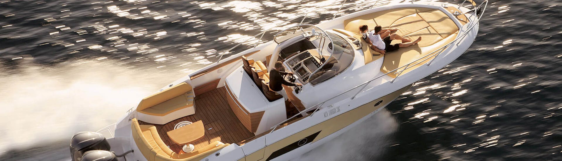 Un barco de alquiler con patrón para 11 personas de Es Vedrà Charter Ibiza navegando por Ibiza.