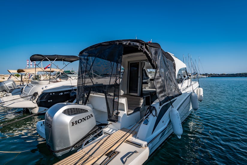 The Beneteau Antares 8 is ready to navigate during the Boat Rental in Pula (up to 9 people) with BELLEN Boat Rental.