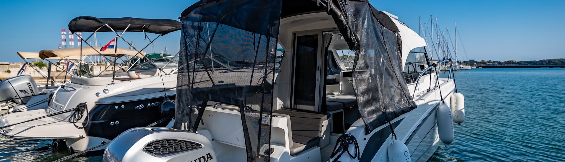 The Beneteau Antares 8 is ready to navigate during the Boat Rental in Pula (up to 9 people) with BELLEN Boat Rental.