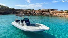 Un bateau à louer à Ibiza avec Es Vedra Charter Ibiza avec permis jusqu'à 12 personnes.