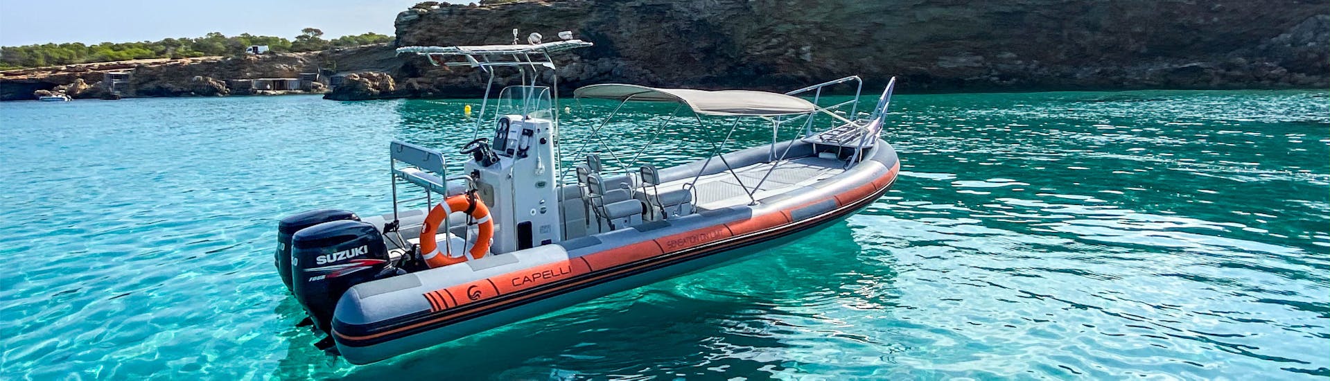 Un bateau à louer à Ibiza avec Es Vedra Charter Ibiza avec permis jusqu'à 12 personnes.