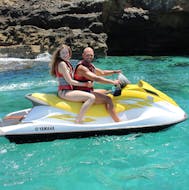 Ein Paar auf einem Jetski während der Jetski-Safari zum Strand von Potamos, Sissi & Milatos in Malia mit Swimming with Dolphin Water Sports.