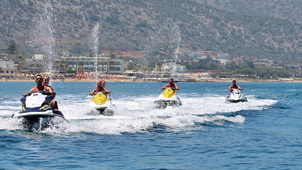 Un grupo de amigos comienza el safari durante el Jet Ski Safari a la playa de Potamos, Sissi & Milatos en Malia con Swimming with Dolphin Water Sports.