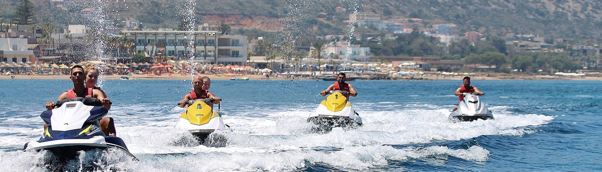 Un groupe d'amis commence la Randonnée en jet ski à la plage de Potamos, Sissi & Milatos à Malia avec Dolphin Water Sports.