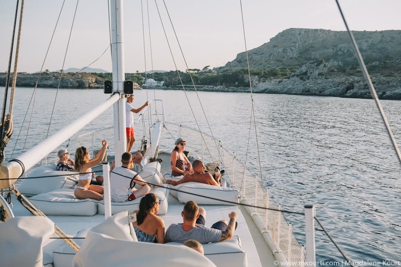 Segelboottour für Erwachsene entlang der Ostküste von Rhodos mit Schnorcheln.
