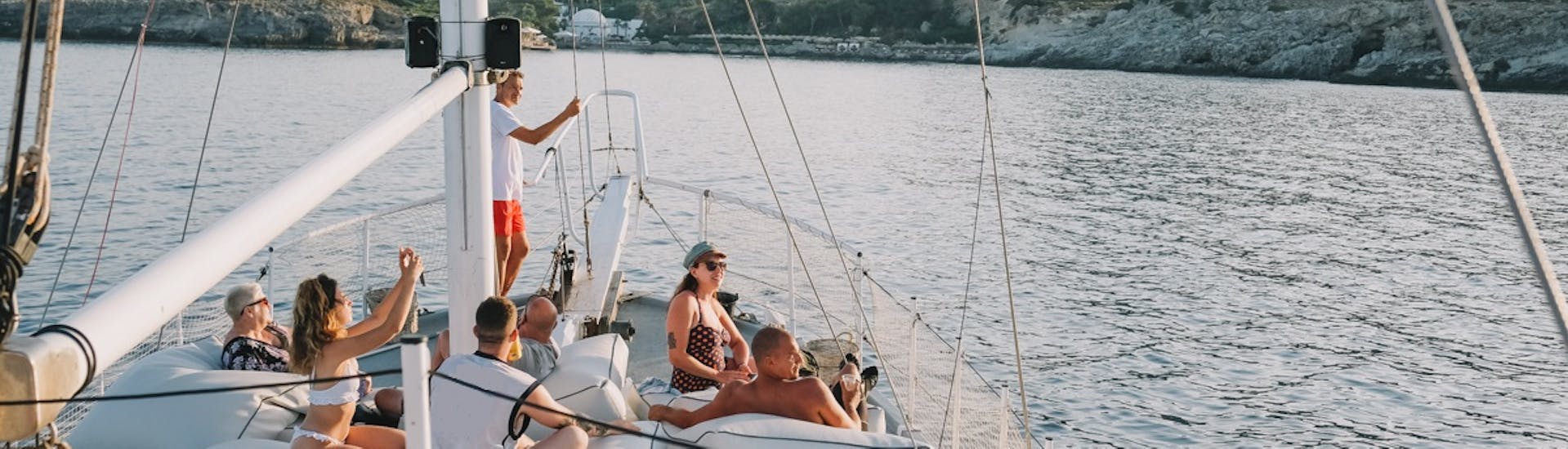 Segelboottour für Erwachsene entlang der Ostküste von Rhodos mit Schnorcheln.