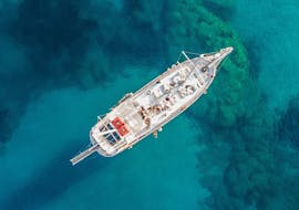 Segelboot verwendet für Segelbootfahrt für Erwachsene entlang der Küste von Rhodos mit Schnorcheln mit Romantika Rhodos Day Cruise