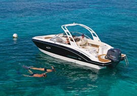 Un des bateaux de luxe de Es Vedra Charter Ibiza à louer pour un maximum de 12 personnes naviguant autour de San Antonio.
