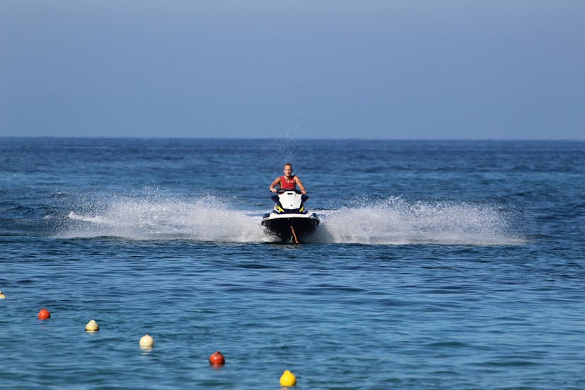 Un jeune homme est concentré sur le jet ski lors du jet ski à Malia avec Dolphin Water Sports.