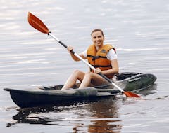 Una giovane donna sorride durante il noleggio canoa sulla spiaggia di Malia a Creta con Dolphin Water Sports Malia.