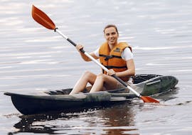 Una joven sonríe durante el alquiler de canoas en la playa de Malia, en Creta, con Dolphin Water Sports.