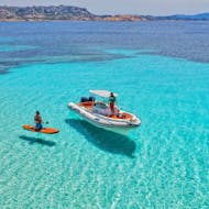 Vista panoramica del gommone di Sardinia Sea Experience durante una Gita in barca privata nel Golfo di Olbia con soste per nuotare (fino a 11 persone) con Sardinia Sea Experience.