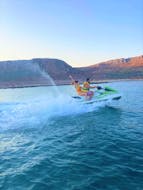 Twee jet ski's in het blauwe Kretan water met 2 personen op elke jet ski tijdens Jet Ski Verhuur in Kissamos door Kissamos Sea Sports.