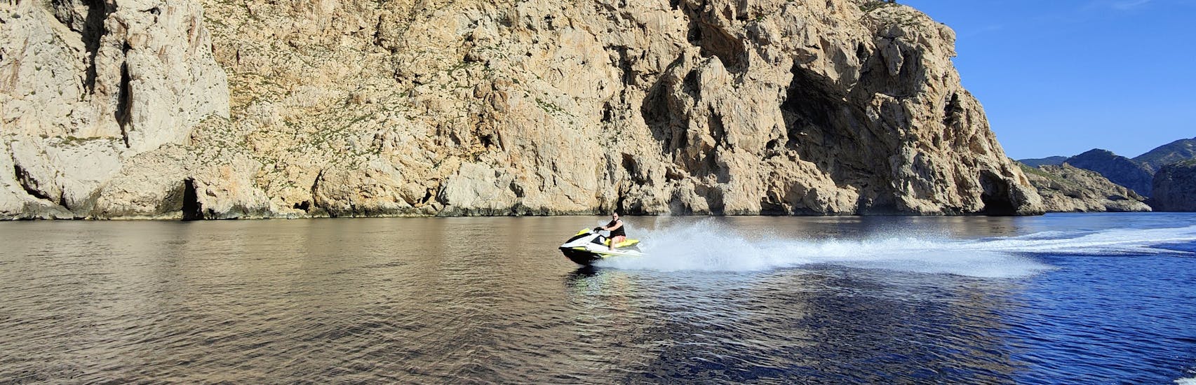 Un cliente del safari en moto de agua de Es Vedrà Charter Ibiza conduciendo cerca de la isla de Es Vedrá.