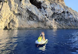 Foto de la isla de Es Vedrà hecha por un cliente del safari en moto de agua de Es Vedrà Charter Ibiza.