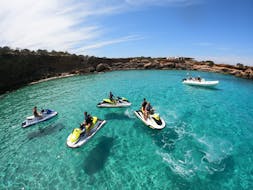 Algunas personas disfrutando de la moto de agua safari de Es Vedra Charter Ibiza desde San Antonio a Cala Comte.