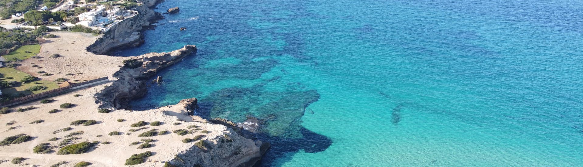 Landschap van het uitzicht tijdens een jetskisafari van San Antonio op Ibiza naar Cala Comte.